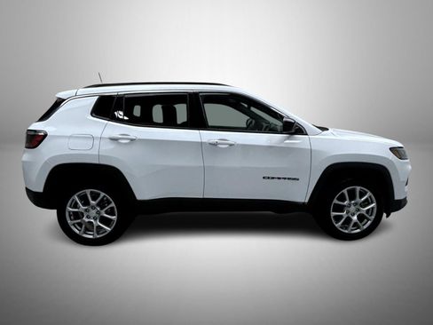 Used 2024 Jeep Compass Latitude AWD/4WD image 4