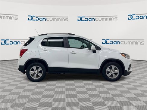 Used 2022 Chevrolet Trax LT w/ LT Convenience Package image 9