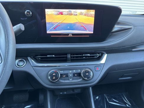 Used 2025 Buick Envista Preferred image 17