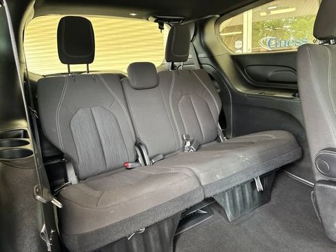Used 2023 Chrysler Pacifica Touring FWD image 31