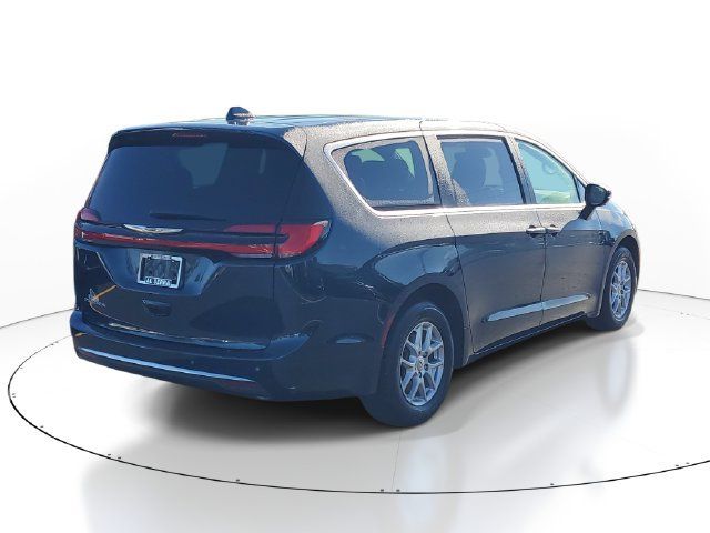 Used 2025 Chrysler Pacifica Select FWD image 4