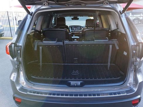Used 2017 Toyota Highlander SE image 8