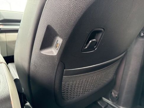 Used 2024 Kia Carnival LX image 33