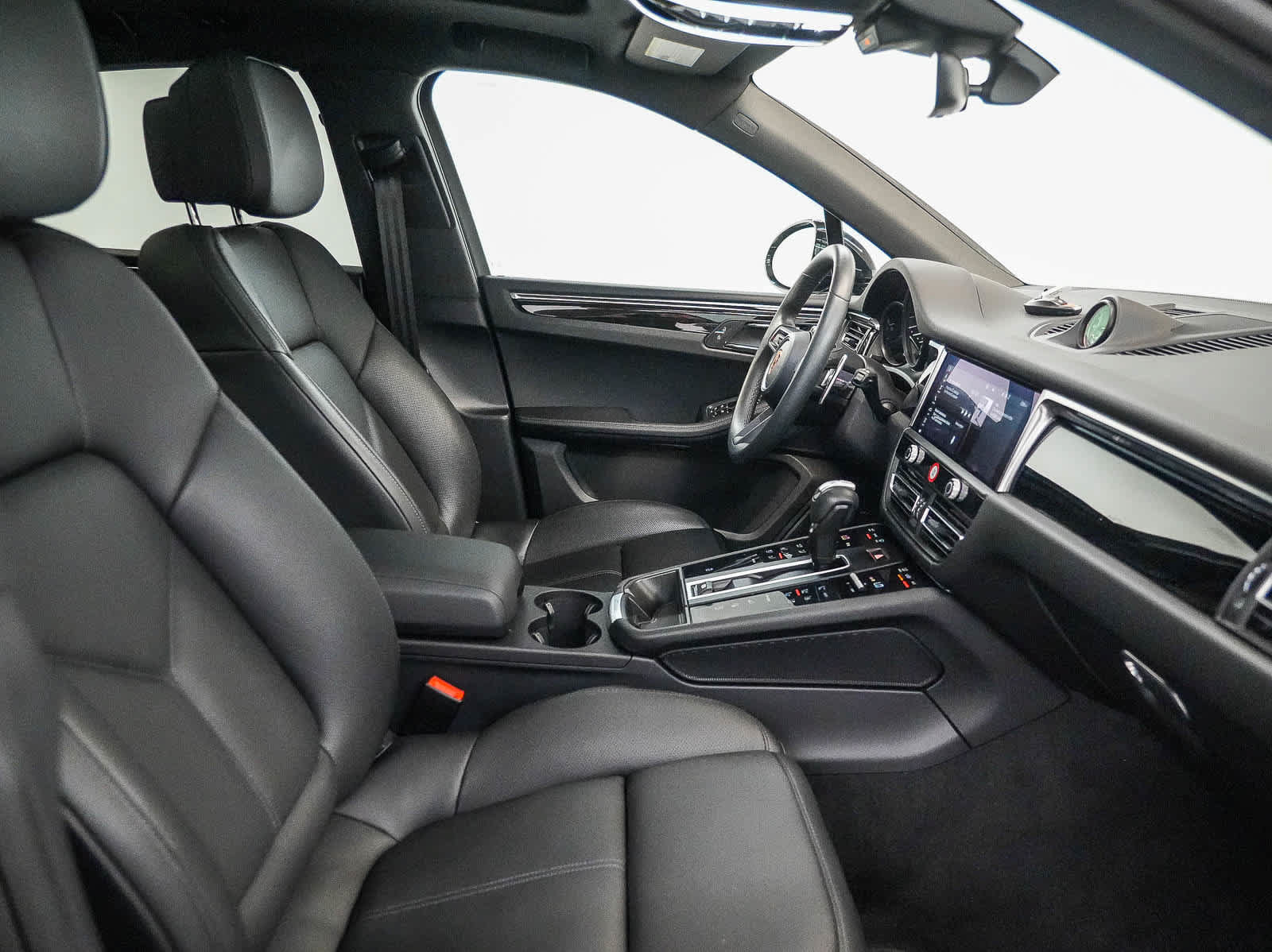 Certified 2026 Porsche Macan AWD/4WD image 17