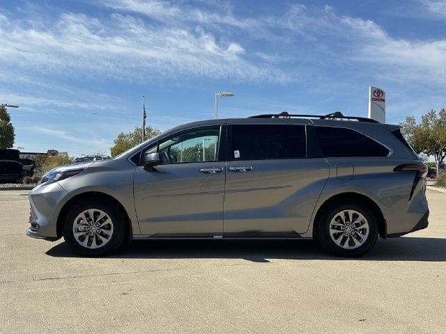 Used 2026 Toyota Sienna XLE FWD image 2