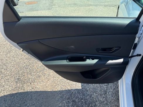 Used 2025 Hyundai Elantra Limited FWD image 16