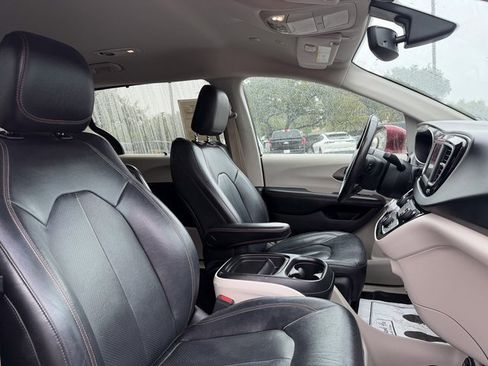 Used 2020 Chrysler Pacifica Touring-L image 15