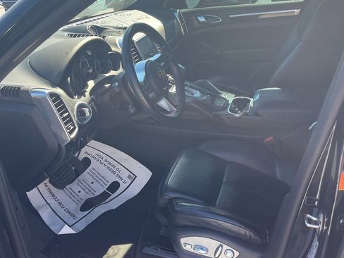 Used 2017 Porsche Cayenne Platinum Edition image 3