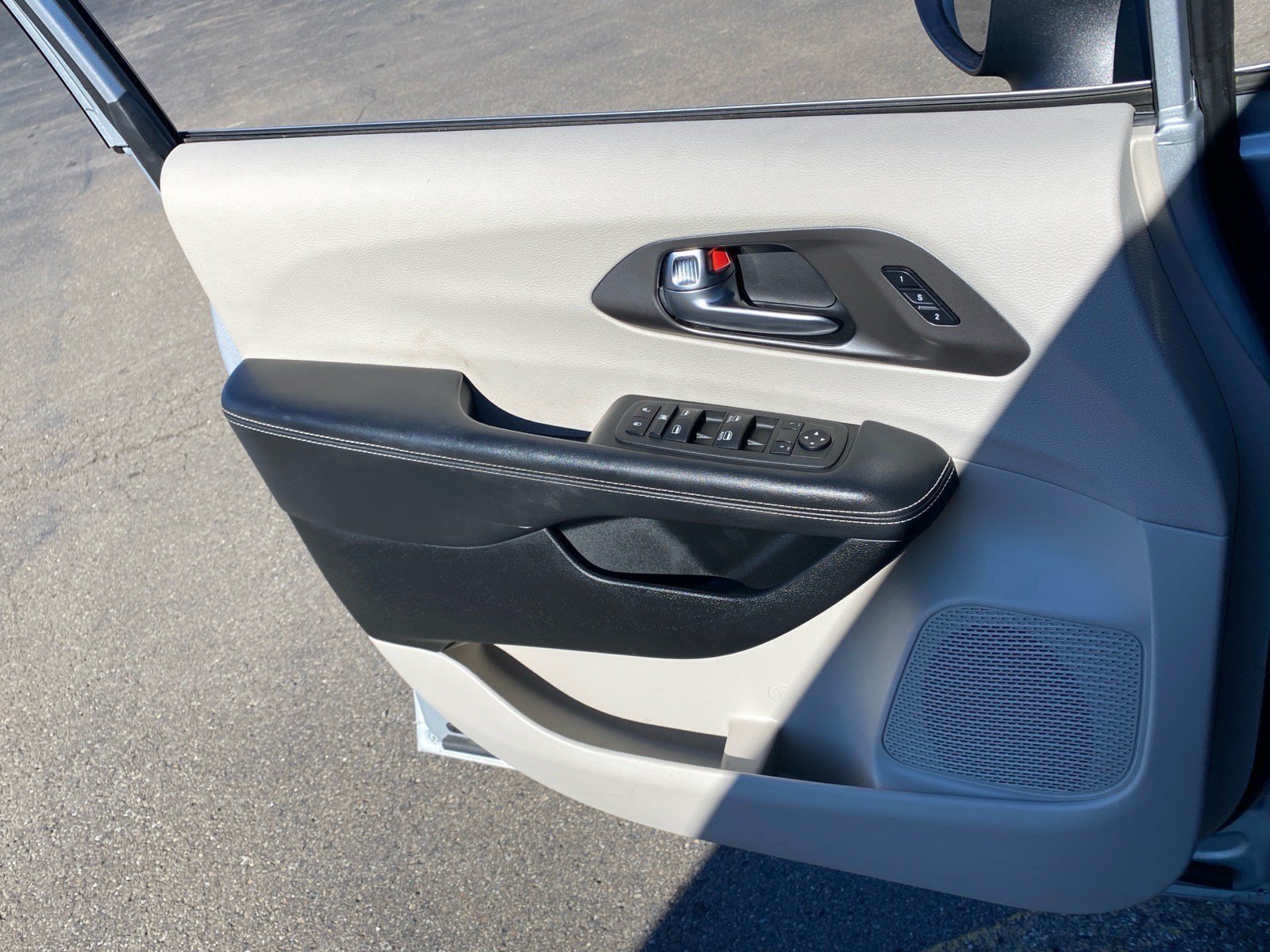 Used 2023 Chrysler Pacifica Touring-L FWD image 20