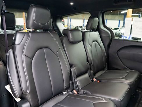 New 2026 Chrysler Pacifica Select image 30