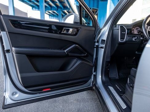 Certified 2023 Porsche Cayenne w/ Premium Package AWD/4WD image 39