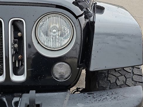 Used 2018 Jeep Wrangler Unlimited Sahara image 18