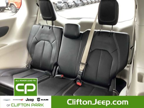 Certified 2024 Chrysler Pacifica Touring-L image 13