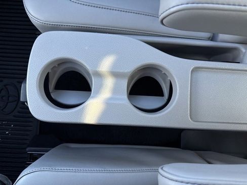 Used 2019 Toyota Highlander XLE image 19