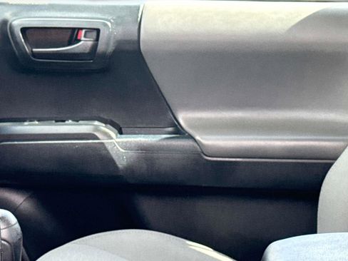 Used 2016 Toyota Tacoma SR image 18