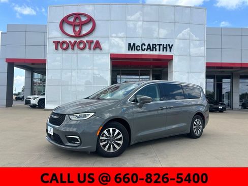 Used 2022 Chrysler Pacifica Touring-L FWD image 1