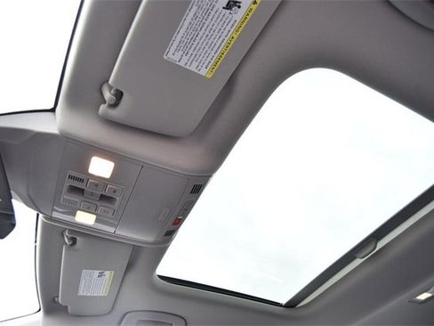 Certified 2025 Volkswagen Jetta SE w/ Sunroof Package image 22