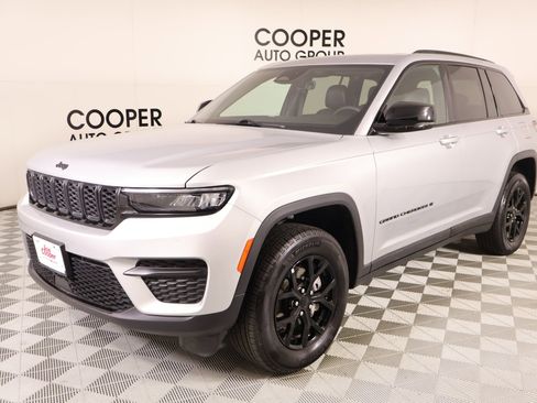 Used 2025 Jeep Grand Cherokee Altitude AWD/4WD image 10