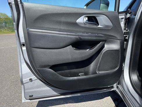 Used 2019 Chrysler Pacifica Touring-L w/ S Appearance Package FWD image 16