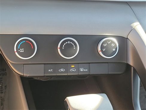 Used 2025 Hyundai Elantra SE image 9