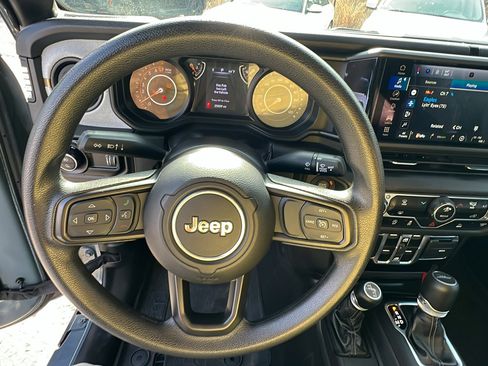 Used 2024 Jeep Gladiator Sport image 25