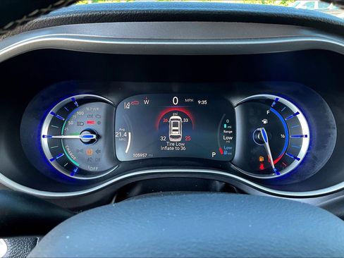 Used 2022 Chrysler Pacifica Touring-L w/ Uconnect Theater Family Group FWD image 12