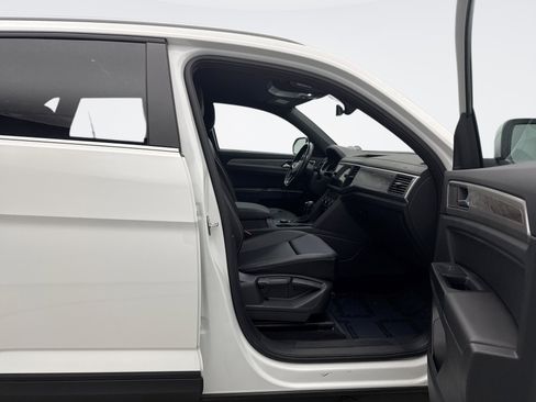 Used 2020 Volkswagen Atlas Cross Sport SE w/ Towing Package image 17