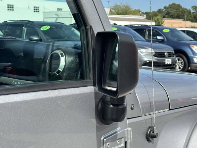 Used 2017 Jeep Wrangler Sahara w/ Connectivity Group AWD/4WD image 26