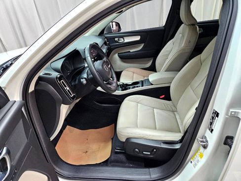 Used 2022 Volvo XC40 T5 Momentum image 14