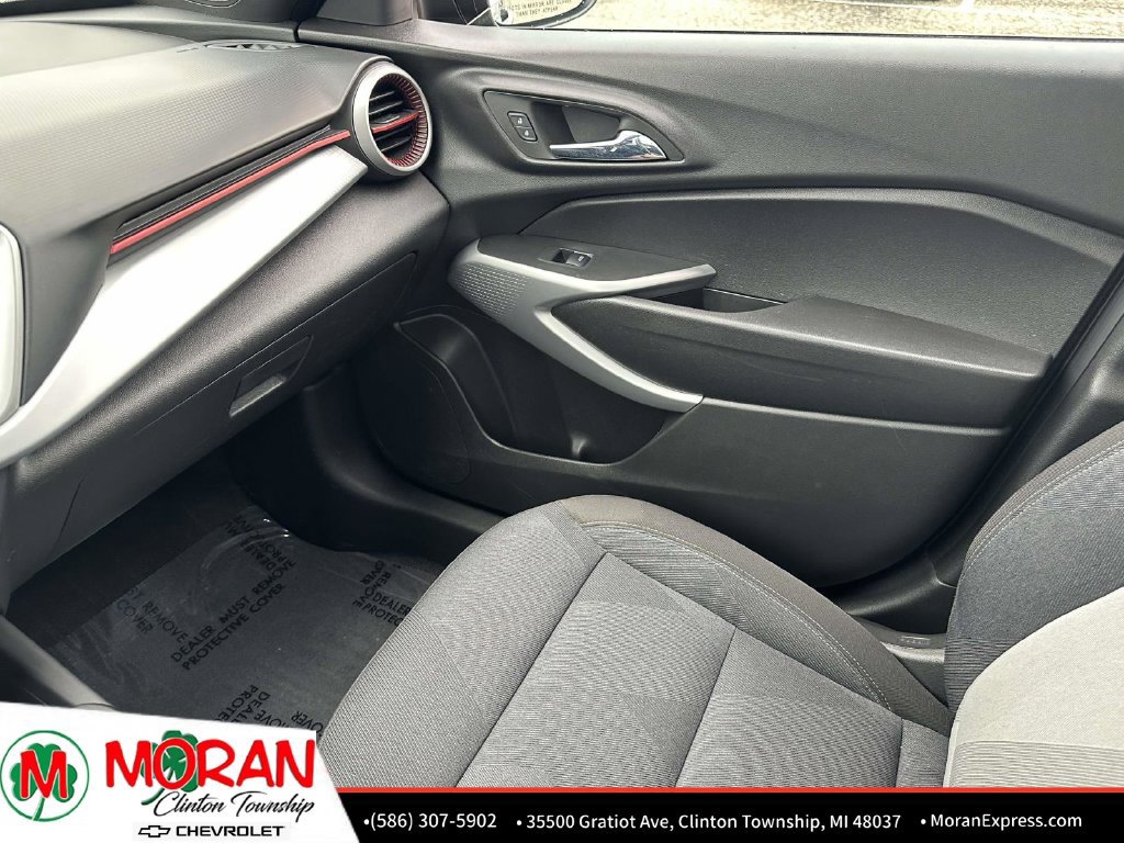 Used 2025 Chevrolet Trax RS w/ Driver Confidence Package FWD image 30