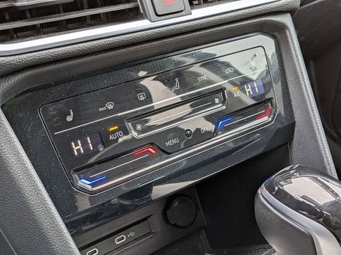 Used 2025 Volkswagen Taos SE image 21