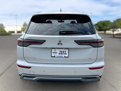 New 2025 Mitsubishi Outlander SE image 6