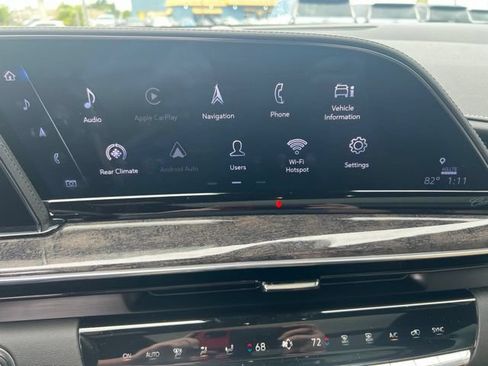 Used 2022 Cadillac Escalade Premium Luxury AWD/4WD image 18