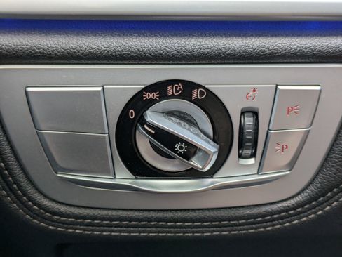 Used 2021 BMW 740i w/ M Sport Package image 29