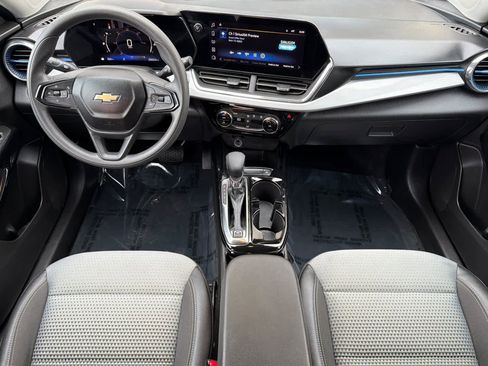Used 2025 Chevrolet Trax LT FWD image 3