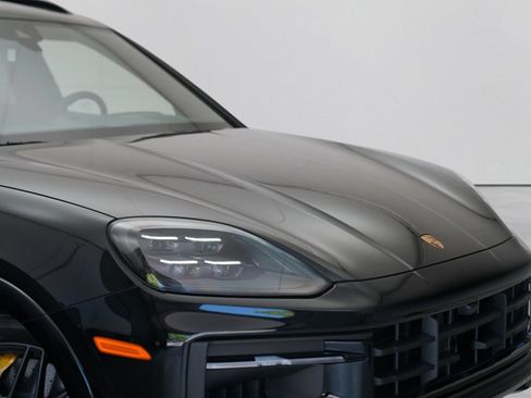 Used 2025 Porsche Cayenne GTS AWD/4WD image 2