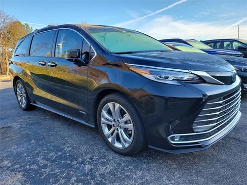 Used 2021 Toyota Sienna Platinum image 1
