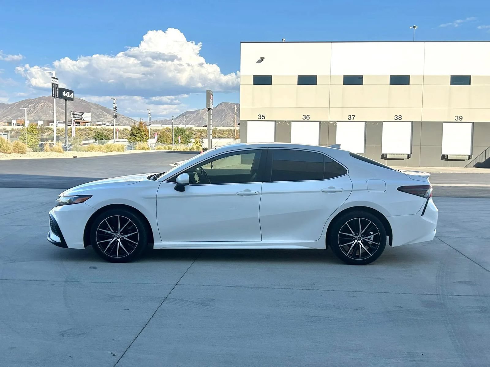 Used 2021 Toyota Camry SE FWD image 2