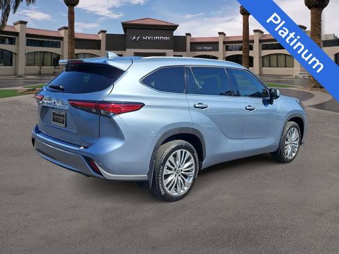 Used 2023 Toyota Highlander Platinum FWD image 8