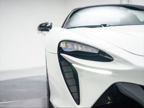 Used 2025 McLaren Artura Spider image 18