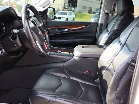 Used 2019 Cadillac Escalade ESV Luxury AWD/4WD image 13
