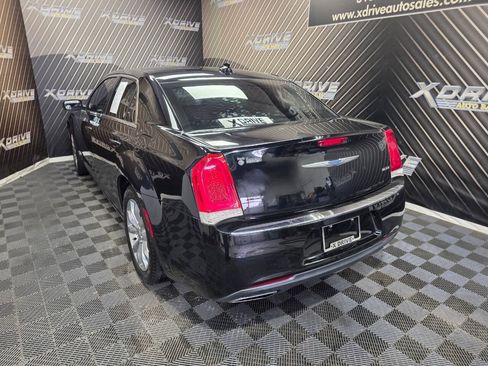 Used 2018 Chrysler 300 Touring L AWD/4WD image 12