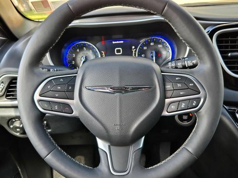 Used 2025 Chrysler Pacifica Select FWD image 20