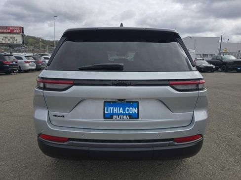 New 2026 Jeep Grand Cherokee Altitude image 4