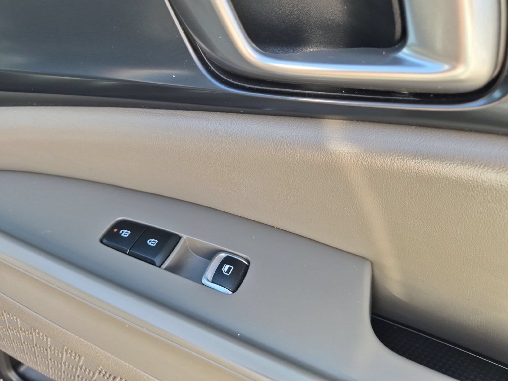 Used 2025 Kia Carnival FWD image 34