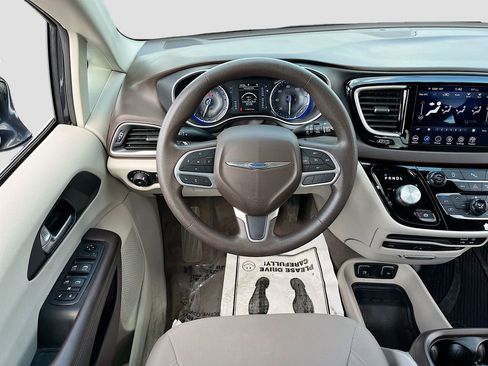 Certified 2020 Chrysler Pacifica Touring image 20