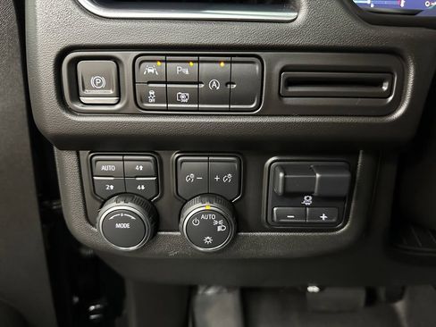 Used 2023 Chevrolet Suburban RST w/ Sport Performance Package AWD/4WD image 33