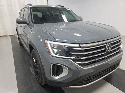 Used 2025 Volkswagen Atlas SE w/ Black Wheel Package image 3