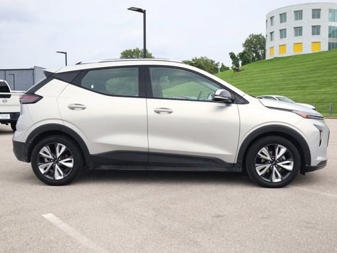 Used 2023 Chevrolet Bolt EUV LT w/ Convenience Package FWD image 4