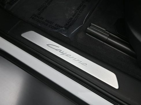 Certified 2025 Porsche Cayenne AWD/4WD image 24